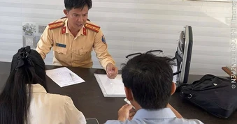 Phạt cô gái có hành vi nguy hiểm tại nút đèn đỏ đường sắt
