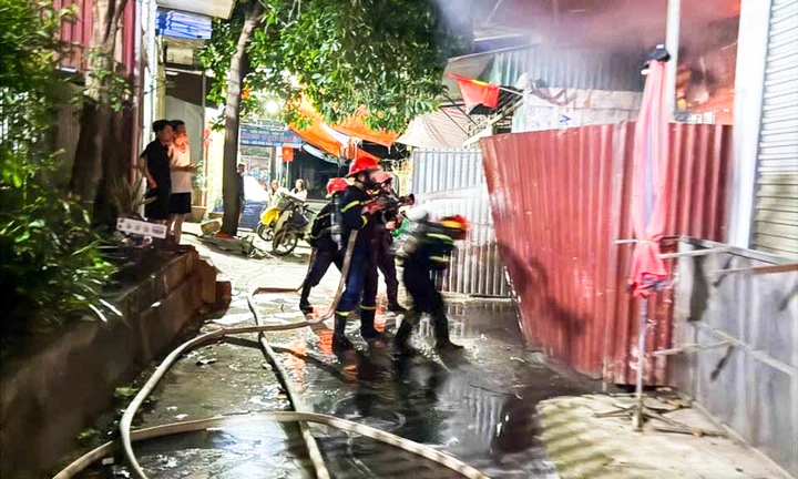 Phát hiện 2 thi thể trong nhà vệ sinh sau khi dập tắt đám cháy Phát hiện 2 thi thể trong nhà vệ sinh sau khi dập tắt đám cháy
