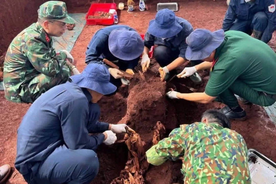 Phát hiện 2 ví da chứa nhiều ảnh chân dung tại hố chôn tập thể liệt sĩ ở Đồng Nai Phát hiện 2 ví da chứa nhiều ảnh chân dung tại hố chôn tập thể liệt sĩ ở Đồng Nai