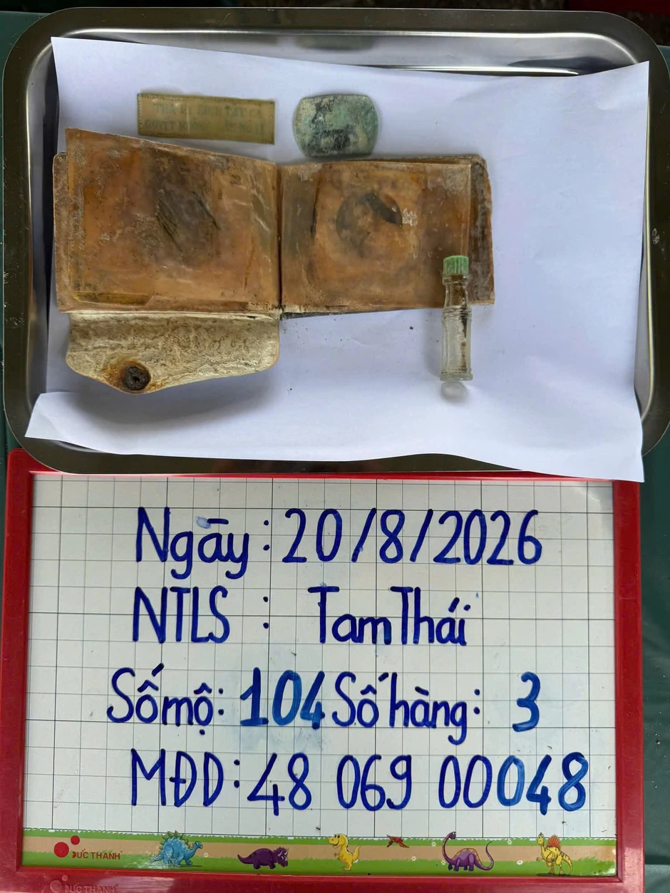 Phát hiện ảnh người phụ nữ cùng dòng chữ 'quyết không làm nô lệ' dưới mộ liệt sĩ Phát hiện ảnh người phụ nữ cùng dòng chữ 'quyết không làm nô lệ' dưới mộ liệt sĩ