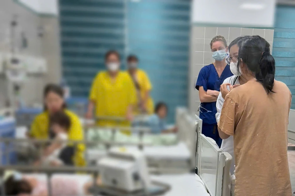 Phát hiện bé 3 tuổi co giật, CSGT Hà Nội lập tức dùng xe chuyên dụng đưa đi cấp cứu Phát hiện bé 3 tuổi co giật, CSGT Hà Nội lập tức dùng xe chuyên dụng đưa đi cấp cứu