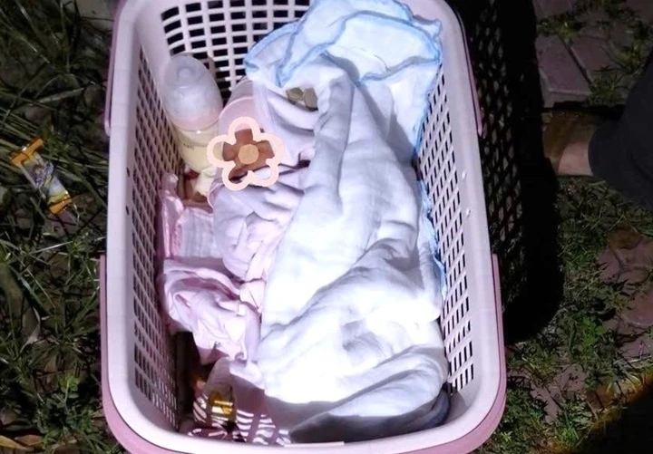 Phát hiện bé gái sơ sinh bị bỏ rơi dưới gốc cây bên đường Phát hiện bé gái sơ sinh bị bỏ rơi dưới gốc cây bên đường