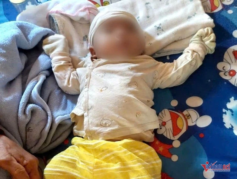 Phát hiện bé trai bị bỏ rơi và mẩu giấy tiết lộ thông tin bất ngờ về người mẹ Phát hiện bé trai bị bỏ rơi và mẩu giấy tiết lộ thông tin bất ngờ về người mẹ