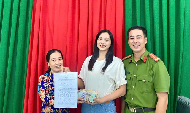 Phát hiện bọc tiền nằm ven đường, cô giáo Nguyễn Kiều Oanh lập tức báo công an Phát hiện bọc tiền nằm ven đường, cô giáo Nguyễn Kiều Oanh lập tức báo công an