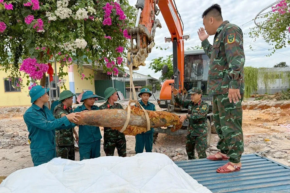 Phát hiện bom khi đào móng xây trường học Phát hiện bom khi đào móng xây trường học