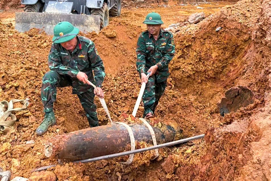 Phát hiện bom khi đào móng xây trường học Phát hiện bom khi đào móng xây trường học