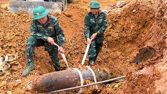 Phát hiện bom khi đào móng xây trường học