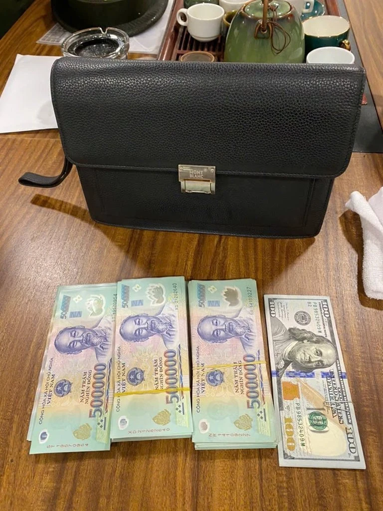 Phát hiện cọc tiền 500 . 000 Đồng bỏ quên tại sân bay Nội Bài , 127 , 5 triệu đồng tìm lại chủ Phát hiện cọc tiền 500 . 000 Đồng bỏ quên tại sân bay Nội Bài , 127 , 5 triệu đồng tìm lại chủ