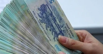 Phát hiện cọc tiền 500 . 000 Đồng bỏ quên tại sân bay Nội Bài , 127 , 5 triệu đồng tìm lại chủ