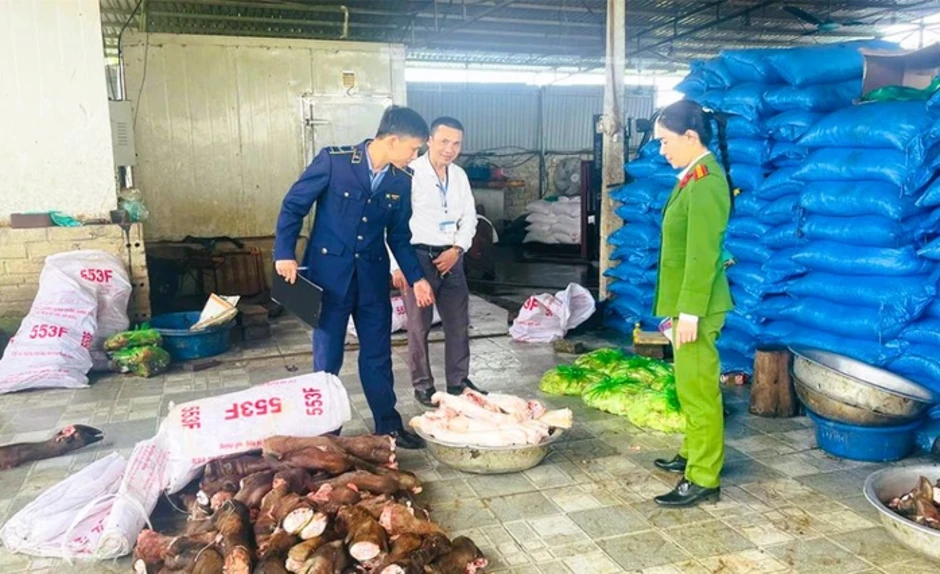 Phát hiện gần 6 tấn chân trâu, bò bốc mùi hôi thối chuẩn bị đưa ra quán nhậu Phát hiện gần 6 tấn chân trâu, bò bốc mùi hôi thối chuẩn bị đưa ra quán nhậu