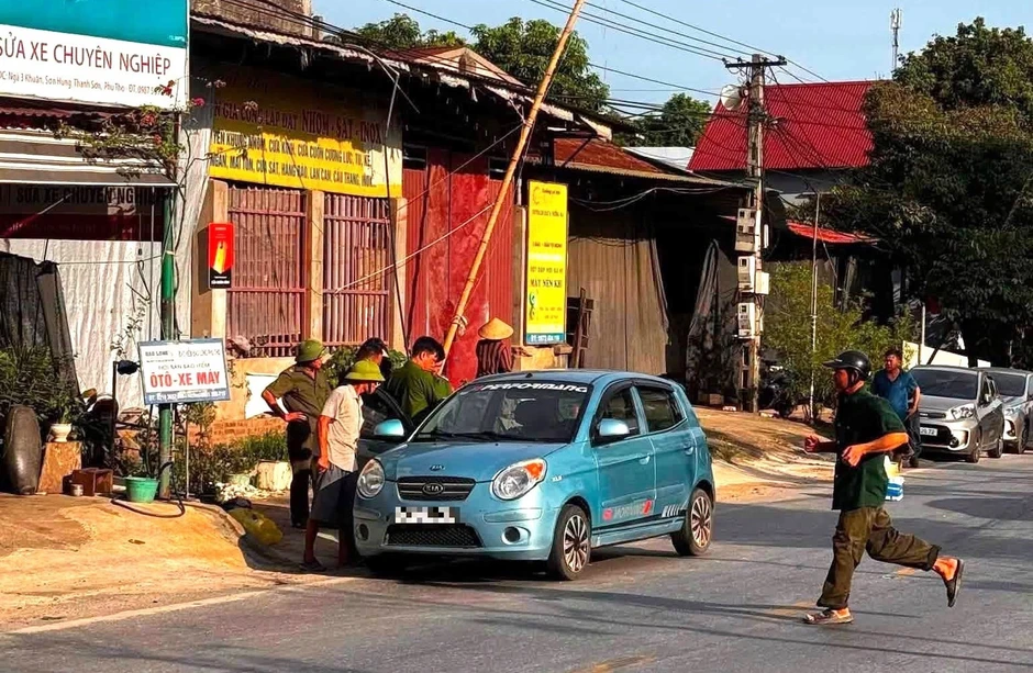 Phát hiện hai người đàn ông tử vong trong ô tô đỗ ven quốc lộ 32 vào năm 2026 Phát hiện hai người đàn ông tử vong trong ô tô đỗ ven quốc lộ 32 vào năm 2026