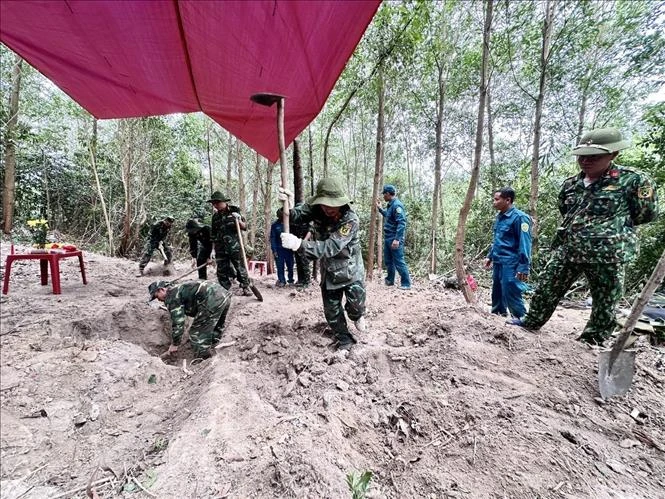 Phát hiện mộ tập thể cùng nhiều di vật; lấy mẫu hài cốt liệt sĩ để giám định Phát hiện mộ tập thể cùng nhiều di vật; lấy mẫu hài cốt liệt sĩ để giám định