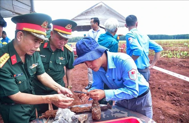 Phát hiện mộ tập thể cùng nhiều di vật; lấy mẫu hài cốt liệt sĩ để giám định Phát hiện mộ tập thể cùng nhiều di vật; lấy mẫu hài cốt liệt sĩ để giám định