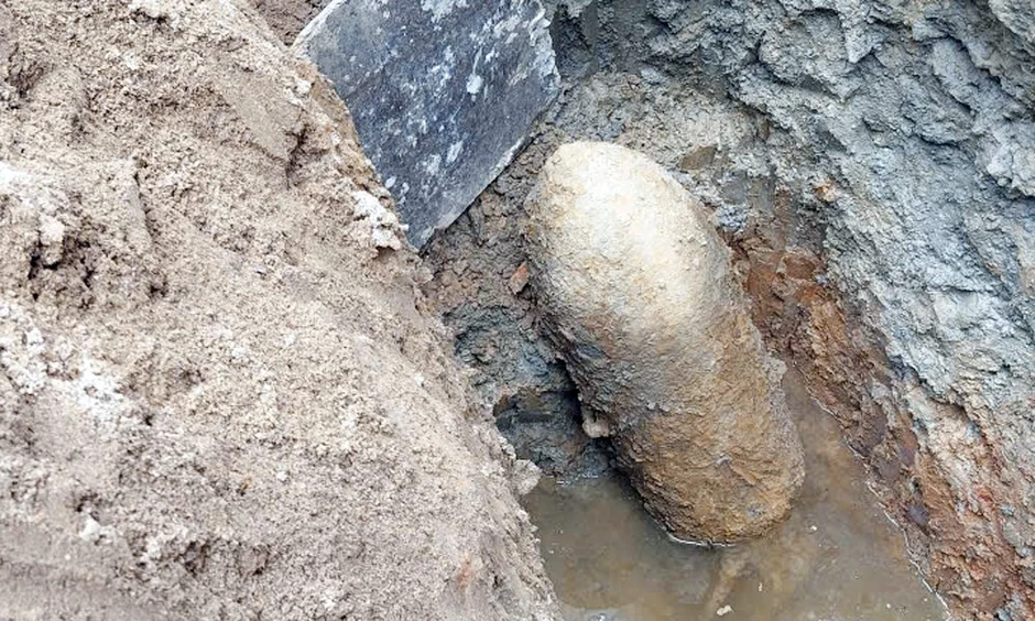 Phát hiện quả bom 350 kg còn nguyên kíp nổ ở Bắc Ninh trong lúc đào móng xây nhà Phát hiện quả bom 350 kg còn nguyên kíp nổ ở Bắc Ninh trong lúc đào móng xây nhà