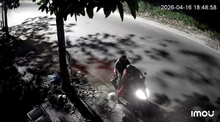 Phát hiện qua camera, 2 người vứt rác bừa bãi bị phạt Phát hiện qua camera, 2 người vứt rác bừa bãi bị phạt