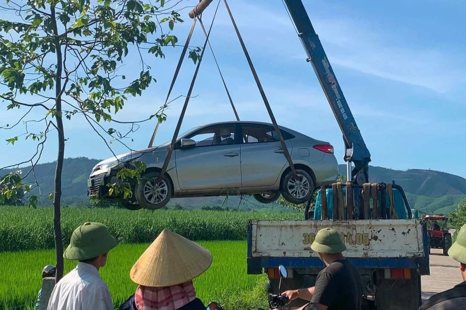 Phát hiện tài xế tử vong trong ô tô dưới ruộng lúa Phát hiện tài xế tử vong trong ô tô dưới ruộng lúa