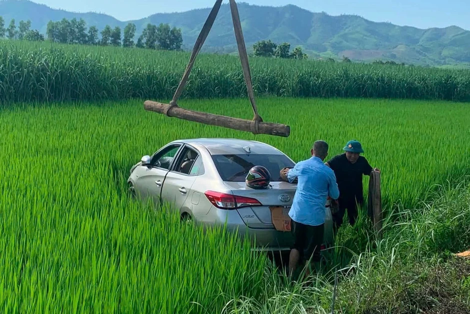 Phát hiện tài xế tử vong trong ô tô dưới ruộng lúa Phát hiện tài xế tử vong trong ô tô dưới ruộng lúa