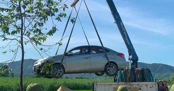 Phát hiện tài xế tử vong trong ô tô dưới ruộng lúa