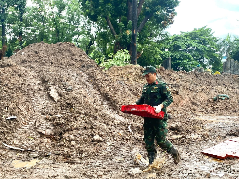 Phát hiện thêm 12 hài cốt liệt sĩ và di vật dép cao su ở công viên Lê Thị Riêng Phát hiện thêm 12 hài cốt liệt sĩ và di vật dép cao su ở công viên Lê Thị Riêng