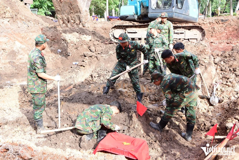 Phát hiện thêm 18 hài cốt liệt sĩ tại công viên Lê Thị Riêng Phát hiện thêm 18 hài cốt liệt sĩ tại công viên Lê Thị Riêng