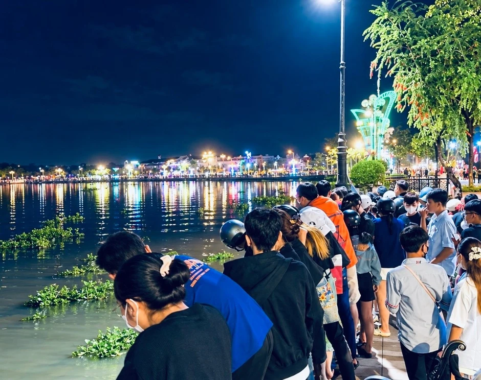 Phát hiện thi thể cô gái trên sông Sài Gòn Phát hiện thi thể cô gái trên sông Sài Gòn