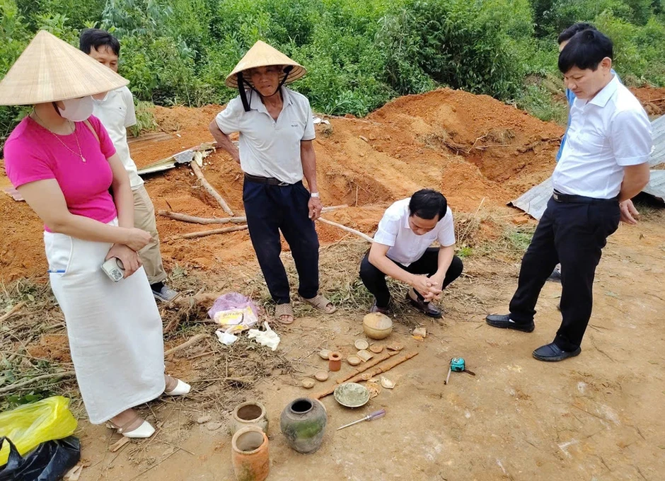 Phát hiện tiền cổ, kiếm trong mộ gạch ở Nghệ An Phát hiện tiền cổ, kiếm trong mộ gạch ở Nghệ An