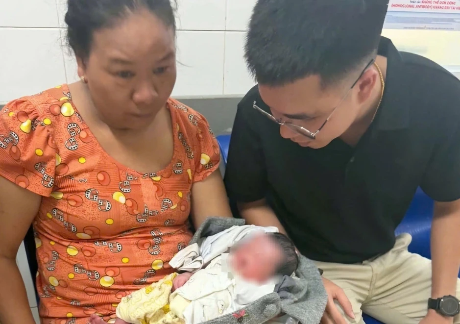 Phát hiện trẻ sơ sinh còn dây rốn bị bỏ trước cổng chùa ở Huế Phát hiện trẻ sơ sinh còn dây rốn bị bỏ trước cổng chùa ở Huế