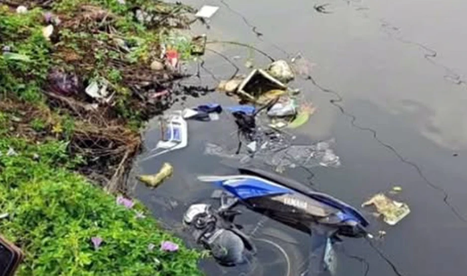 Phát hiện xe máy nằm dưới ao nước ở Hà Nội Phát hiện xe máy nằm dưới ao nước ở Hà Nội