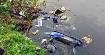 Phát hiện xe máy nằm dưới ao nước ở Hà Nội