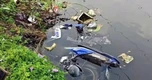 Phát hiện xe máy nằm dưới ao nước ở Hà Nội