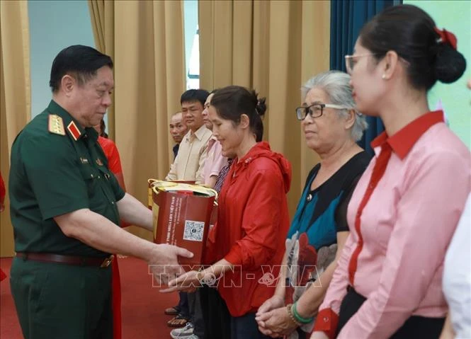 Phát huy truyền thống dân tộc, chăm lo tốt cho gia đình chính sách Phát huy truyền thống dân tộc, chăm lo tốt cho gia đình chính sách
