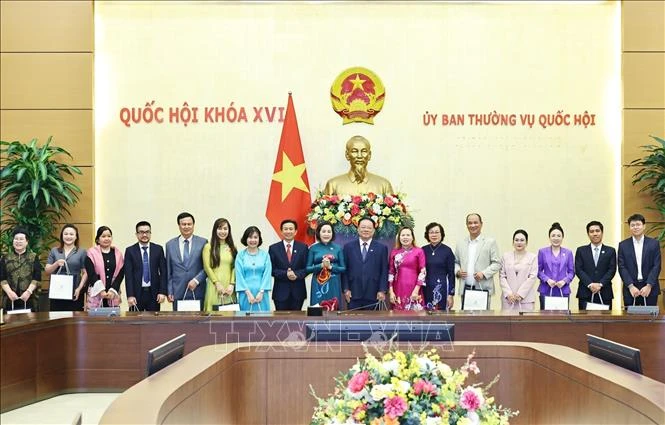 Phát huy vai trò đội ngũ trí thức, doanh nhân trong phát triển đất nước Phát huy vai trò đội ngũ trí thức, doanh nhân trong phát triển đất nước