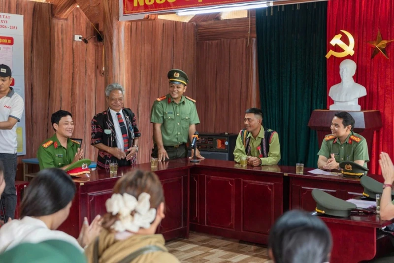 Phát huy vai trò già làng, trưởng bản trong việc giữ vững an ninh cơ sở Phát huy vai trò già làng, trưởng bản trong việc giữ vững an ninh cơ sở