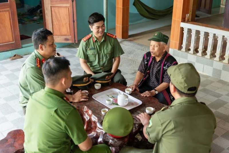 Phát huy vai trò già làng, trưởng bản trong việc giữ vững an ninh cơ sở Phát huy vai trò già làng, trưởng bản trong việc giữ vững an ninh cơ sở