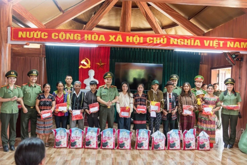 Phát huy vai trò già làng, trưởng bản trong việc giữ vững an ninh cơ sở Phát huy vai trò già làng, trưởng bản trong việc giữ vững an ninh cơ sở