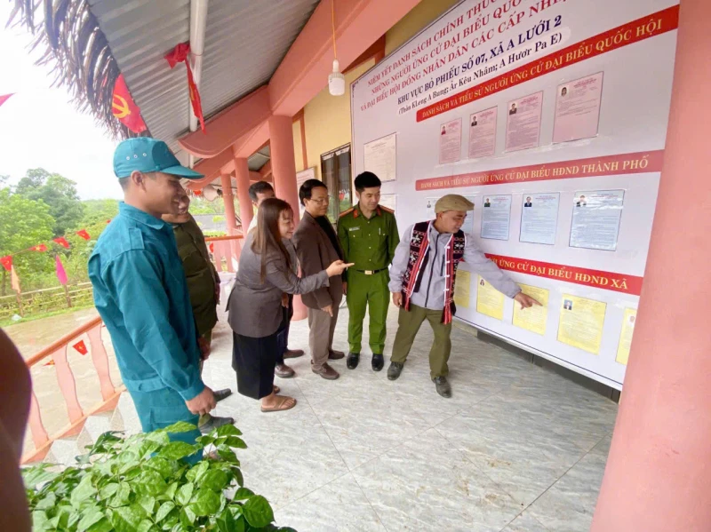 Phát huy vai trò già làng, trưởng bản trong việc giữ vững an ninh cơ sở Phát huy vai trò già làng, trưởng bản trong việc giữ vững an ninh cơ sở