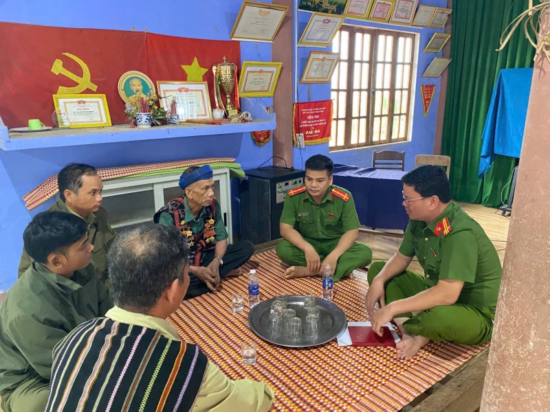Phát huy vai trò già làng, trưởng bản trong việc giữ vững an ninh cơ sở Phát huy vai trò già làng, trưởng bản trong việc giữ vững an ninh cơ sở