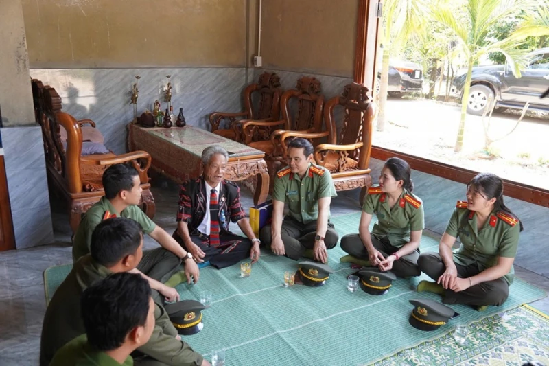 Phát huy vai trò già làng, trưởng bản trong việc giữ vững an ninh cơ sở Phát huy vai trò già làng, trưởng bản trong việc giữ vững an ninh cơ sở