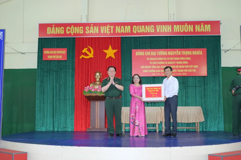 Phát huy vai trò già làng, trưởng thôn, người có uy tín, chức sắc tôn giáo Phát huy vai trò già làng, trưởng thôn, người có uy tín, chức sắc tôn giáo