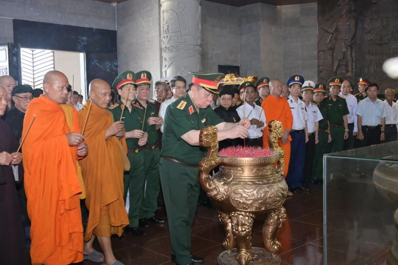 Phát huy vai trò già làng, trưởng thôn, người có uy tín, chức sắc tôn giáo Phát huy vai trò già làng, trưởng thôn, người có uy tín, chức sắc tôn giáo