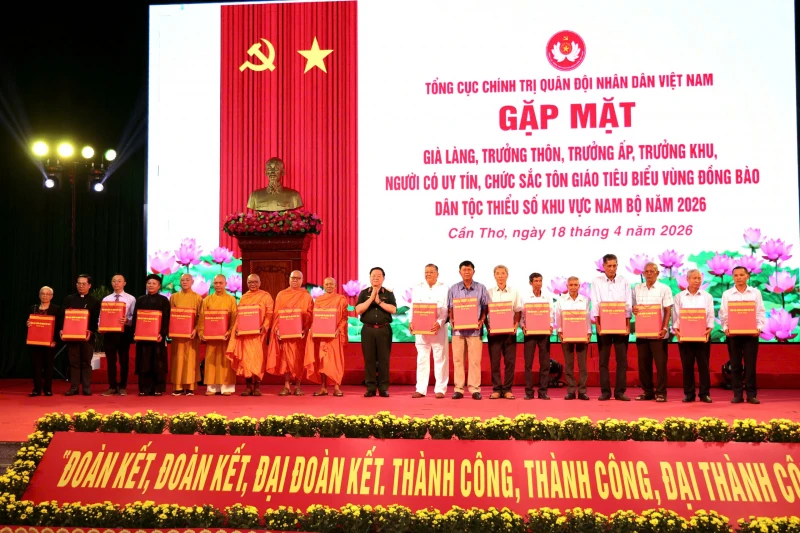 Phát huy vai trò già làng, trưởng thôn, người có uy tín, chức sắc tôn giáo Phát huy vai trò già làng, trưởng thôn, người có uy tín, chức sắc tôn giáo