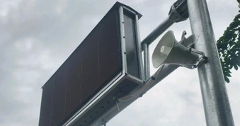 Phát loa cảnh báo đường trơn khi trời mưa ở TPHCM