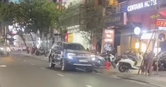 Phạt tài xế đỗ xe bên trái đường một chiều ở trung tâm TPHCM