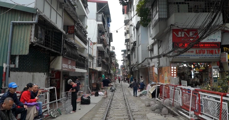 Phố cà phê đường tàu tan hoang sau tháo dỡ, khách vẫn kéo tới nườm nượp
