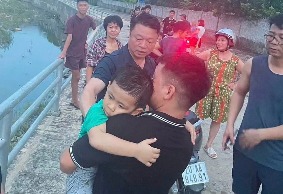Phó Chủ nhiệm Uỷ ban Kiểm tra Đảng cứu cháu bé giữa dòng nước xiết Phó Chủ nhiệm Uỷ ban Kiểm tra Đảng cứu cháu bé giữa dòng nước xiết
