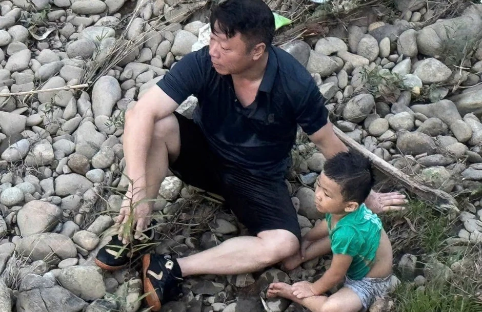 Phó Chủ nhiệm Uỷ ban Kiểm tra Đảng cứu cháu bé giữa dòng nước xiết Phó Chủ nhiệm Uỷ ban Kiểm tra Đảng cứu cháu bé giữa dòng nước xiết
