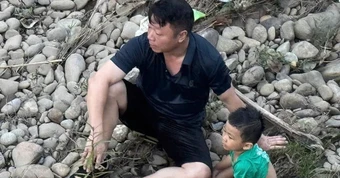 Phó Chủ nhiệm Uỷ ban Kiểm tra Đảng cứu cháu bé giữa dòng nước xiết