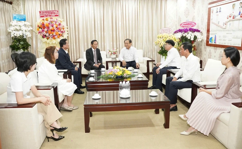 Phó Chủ tịch Liên đoàn Luật sư Việt Nam thăm, chúc mừng Báo Pháp Luật TP.HCM nhân Ngày Báo chí Cách mạng Việt Nam Phó Chủ tịch Liên đoàn Luật sư Việt Nam thăm, chúc mừng Báo Pháp Luật TP.HCM nhân Ngày Báo chí Cách mạng Việt Nam
