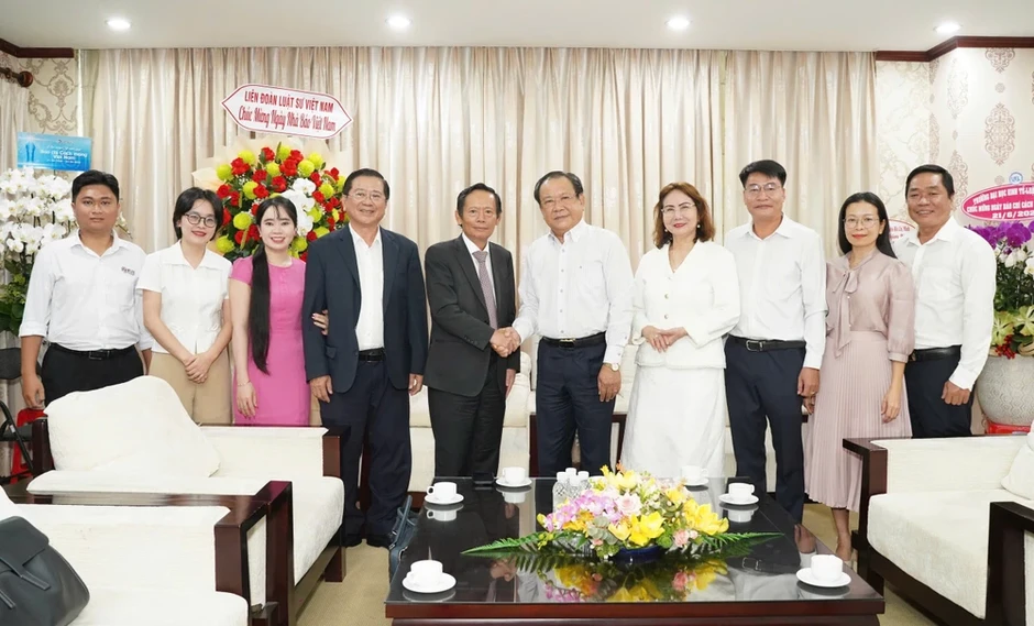 Phó Chủ tịch Liên đoàn Luật sư Việt Nam thăm, chúc mừng Báo Pháp Luật TP.HCM nhân Ngày Báo chí Cách mạng Việt Nam Phó Chủ tịch Liên đoàn Luật sư Việt Nam thăm, chúc mừng Báo Pháp Luật TP.HCM nhân Ngày Báo chí Cách mạng Việt Nam
