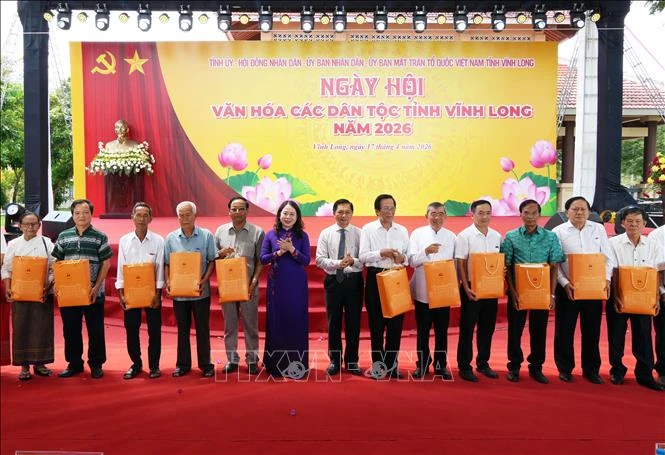 Phó Chủ tịch nước dự Ngày hội Văn hóa các dân tộc tỉnh Vĩnh Long Phó Chủ tịch nước dự Ngày hội Văn hóa các dân tộc tỉnh Vĩnh Long